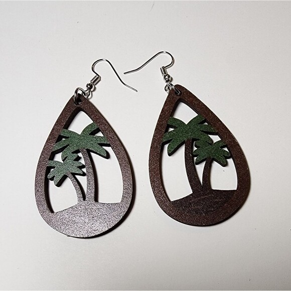 Wooden Palm Tree Earrings 🌴 - Picture 3 of 3